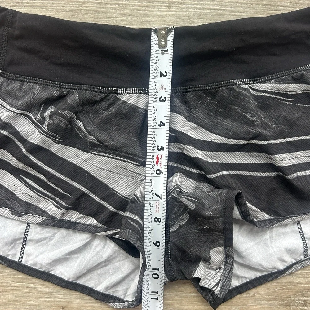 Lululemon Women's Size 8 Running Active Speed Short  Marbled Mix‎ White Black